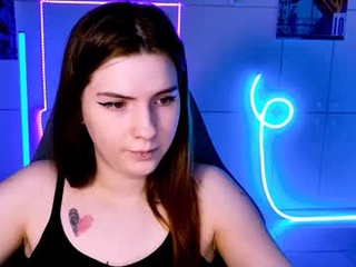 aliceinredsquare_